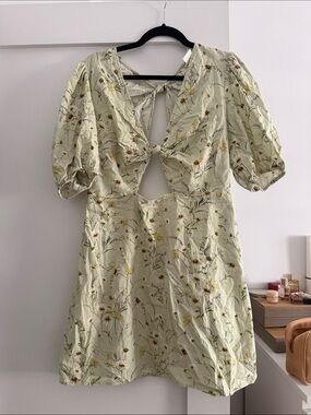 Floral Cutout Puff-Sleeve Mini Dress in Light Green open back